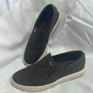 Michael Kors slipper size 6.5 brown with white sole